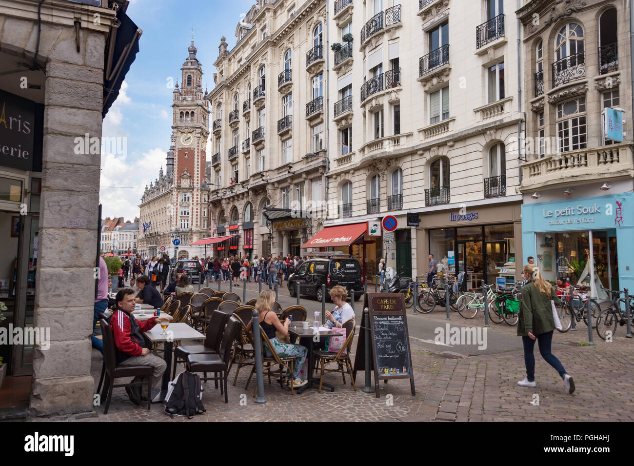 Lille, Frankreich - 15. Juni 2018: die Menschen zu Fuß auf Pierre Mauroy Straße. Glockenturm der Chambre de Commerce im Hintergrund. Stockfoto