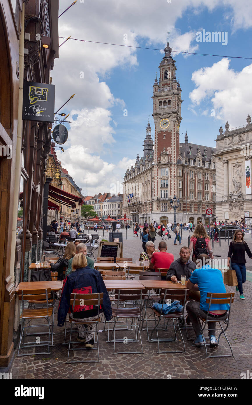 Lille, Frankreich - 15. Juni 2018: die Menschen zu Fuß auf Pierre Mauroy Straße. Glockenturm der Chambre de Commerce im Hintergrund. Stockfoto