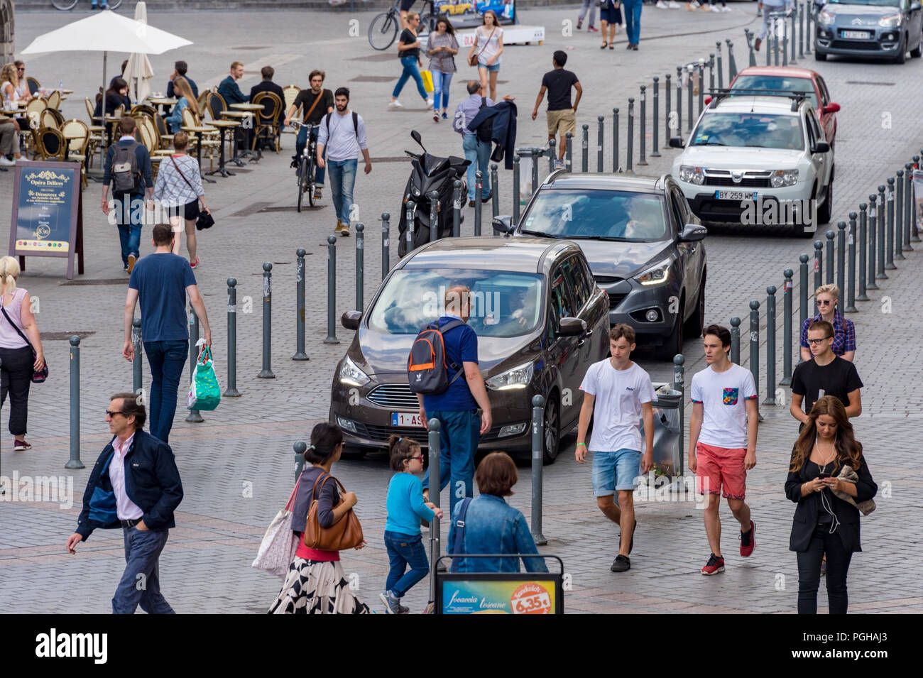 Lille, Frankreich - 15. Juni 2018: Fußgänger gehen auf die Rue des Manneliers Straße. Stockfoto