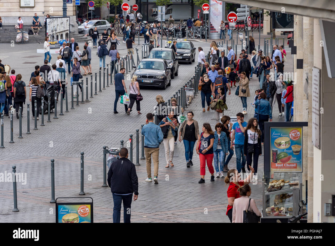 Lille, Frankreich - 15. Juni 2018: Fußgänger gehen auf die Rue des Manneliers Straße. Stockfoto