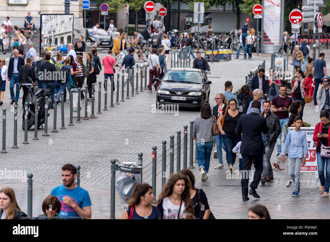 Lille, Frankreich - 15. Juni 2018: Fußgänger gehen auf die Rue des Manneliers Straße. Stockfoto