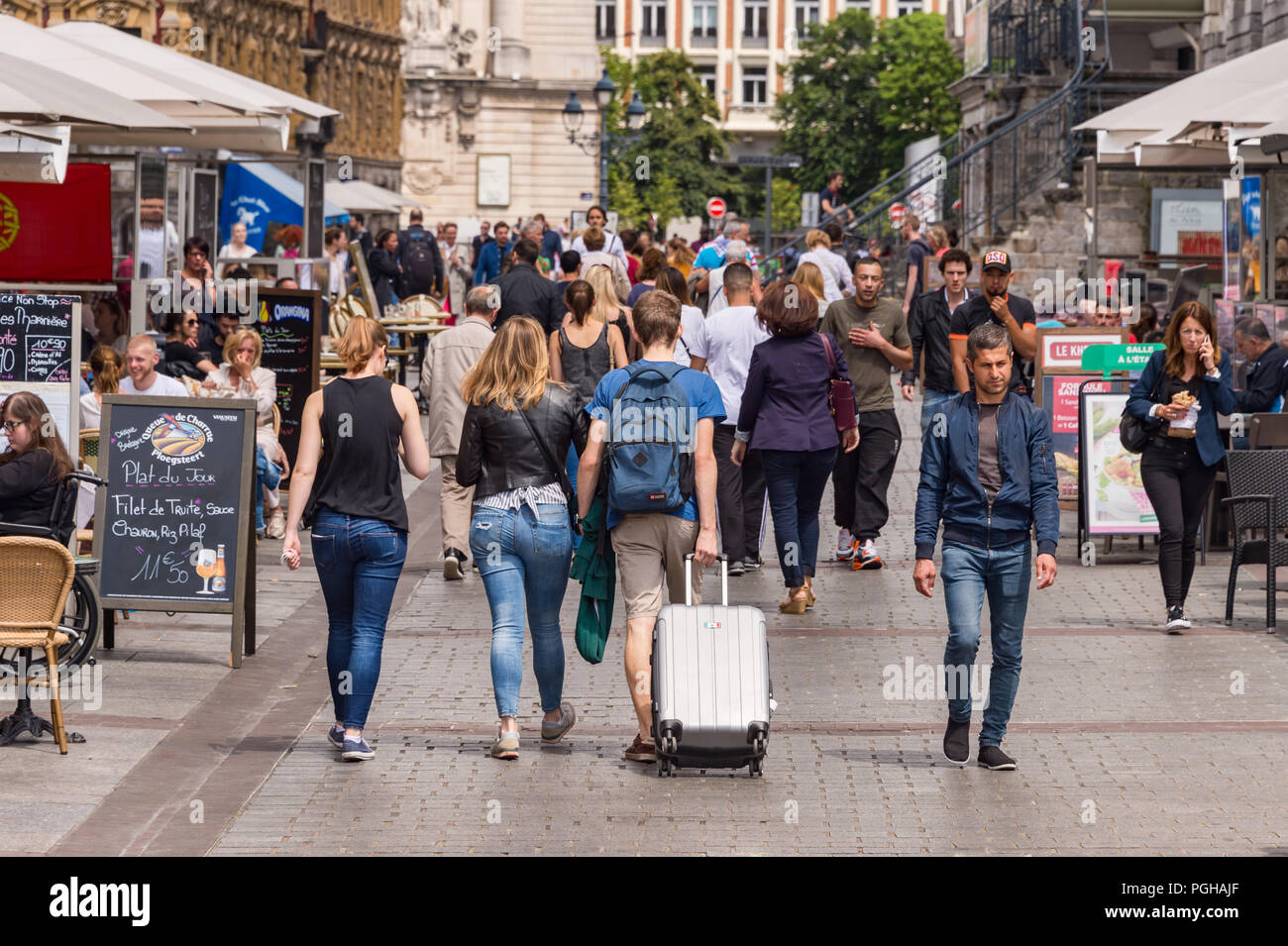 Lille, Frankreich - 15. Juni 2018: Fußgänger gehen in Place Rihour Stockfoto