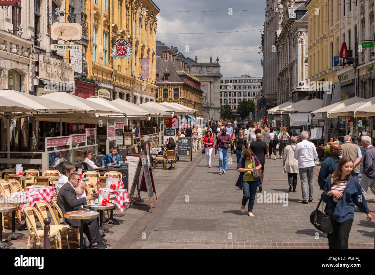 Lille, Frankreich - 15. Juni 2018: Fußgänger gehen in Place Rihour Stockfoto