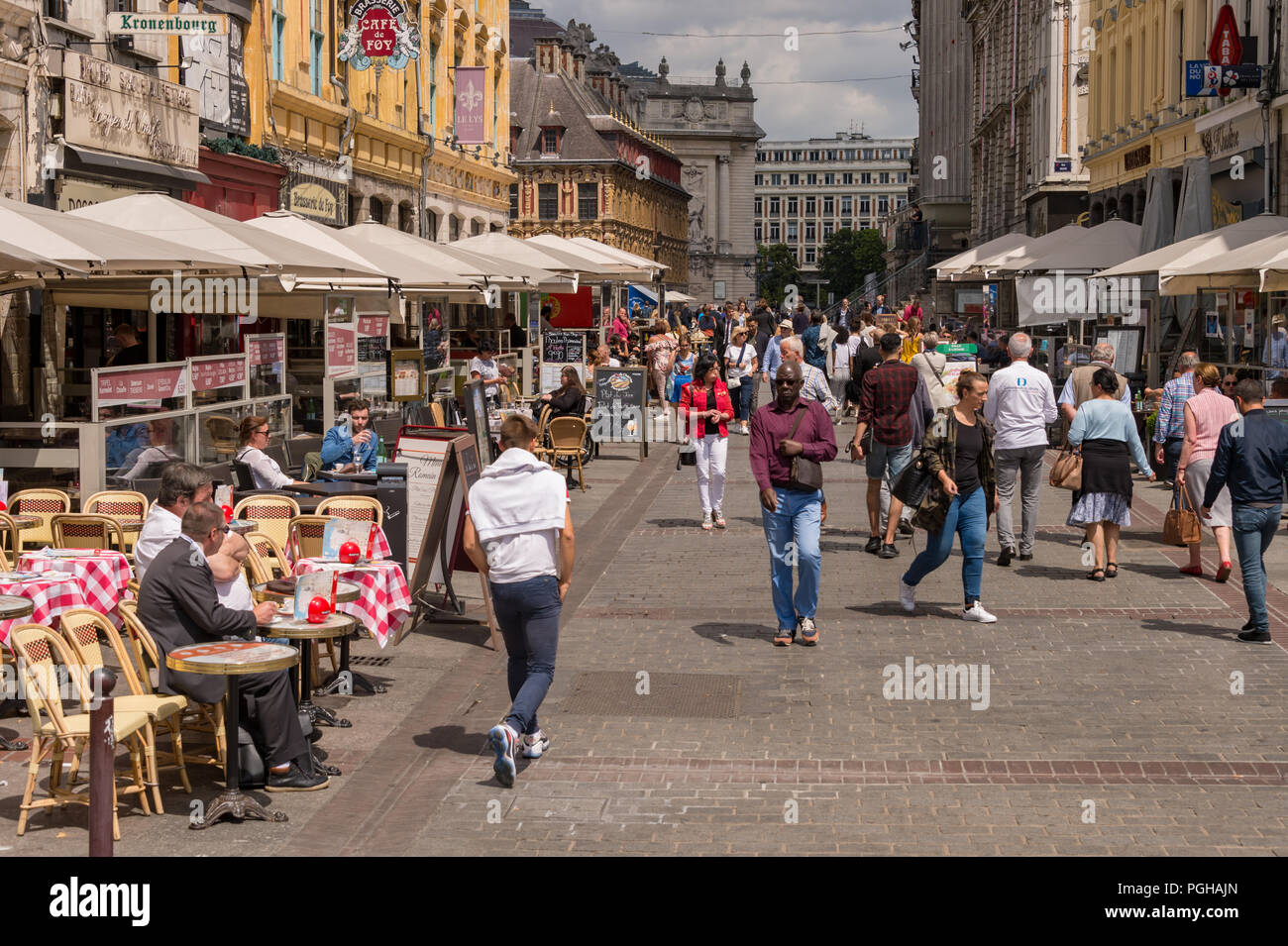 Lille, Frankreich - 15. Juni 2018: Fußgänger gehen in Place Rihour Stockfoto