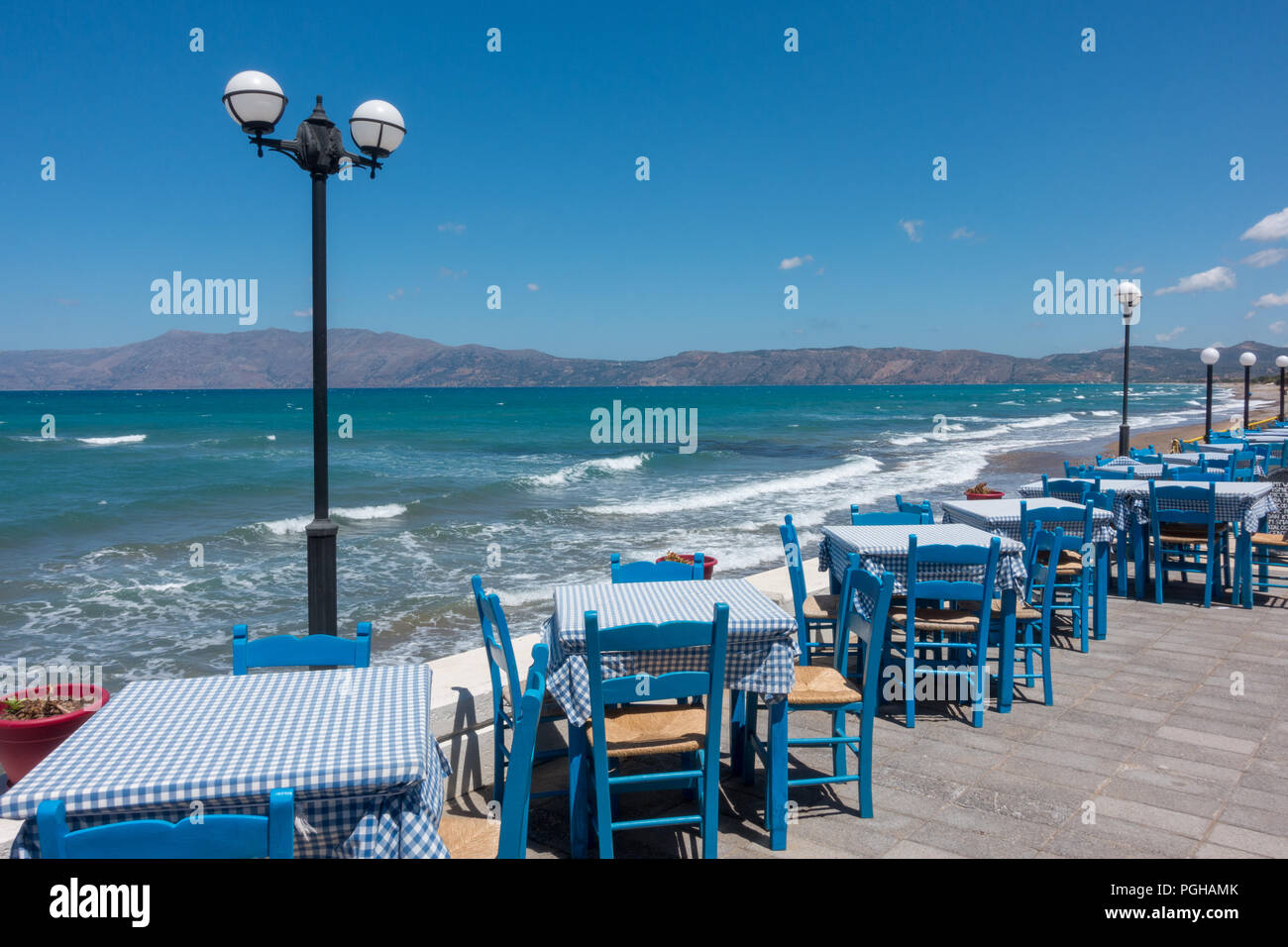 Griechische Taverne am Meer in Kissamos, Kreta Stockfoto