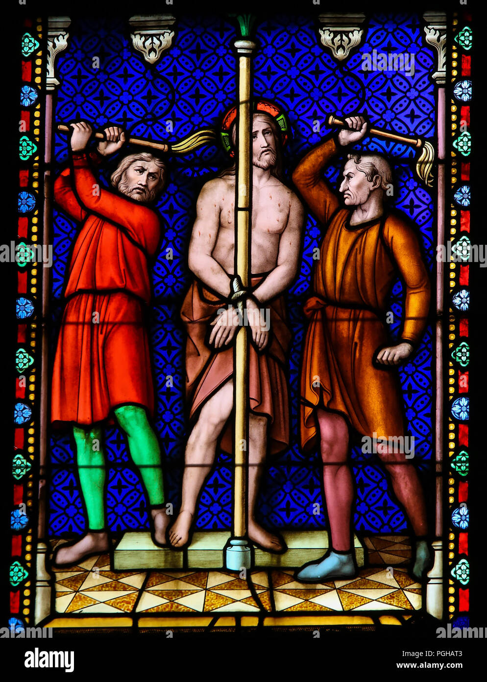 Glasmalereien in der Basilika des Heiligen Blutes in Brügge, Belgien, mit der Darstellung der Geißelung Jesu Christi am Karfreitag Stockfoto