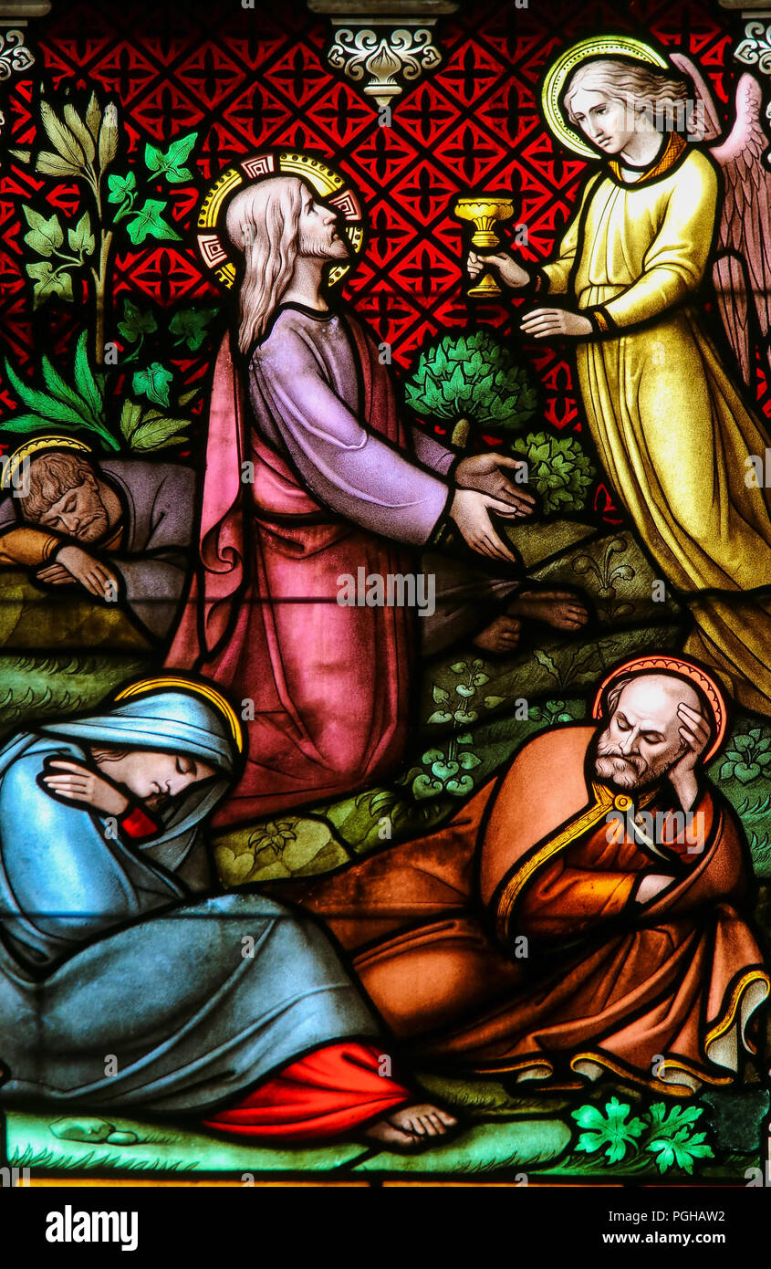 Glasmalereien in der Basilika des Heiligen Blutes in Brügge, Belgien, mit der Darstellung der Agonie Jesu Christi im Garten Gethsemane. Stockfoto