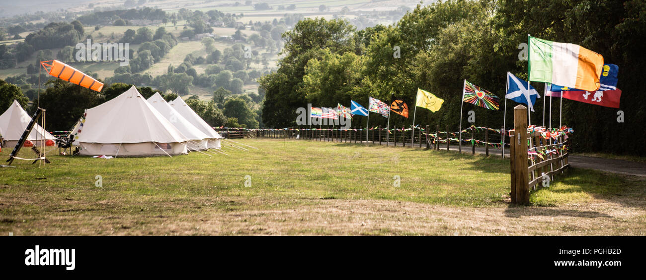 Reihe von multi Nationalität Fahnen wehen im Flügel gegen hügeligen Hintergrund in Yorkshire und Lancashire Stockfoto