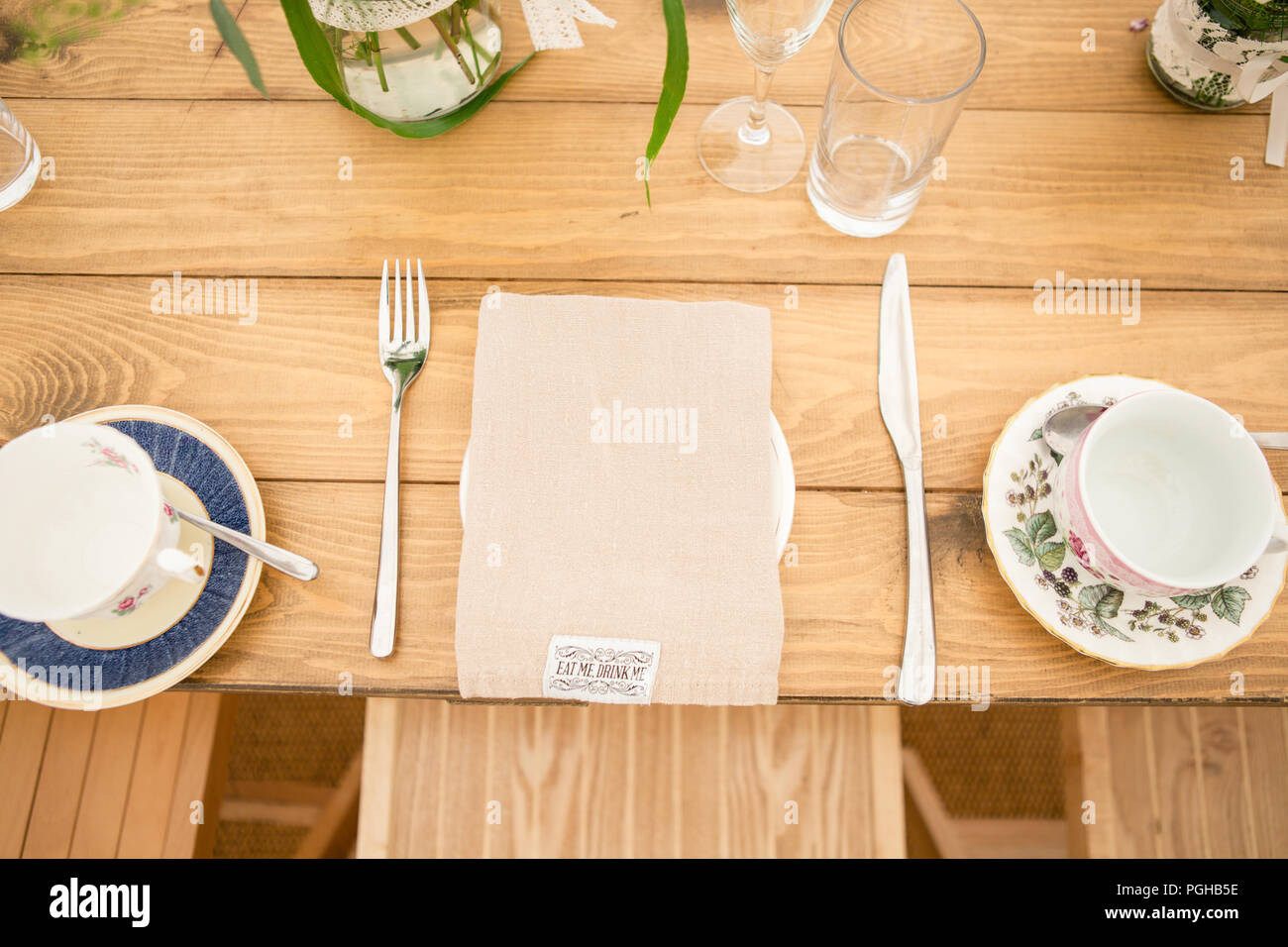 Tabellen mit Vintage/retro Geschirr für Afternoon Tea Party Hochzeit Set Stockfoto
