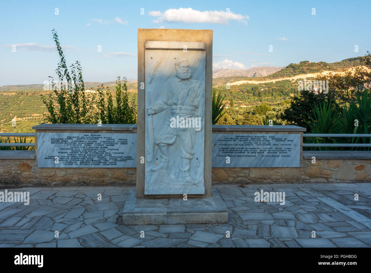 Griechische Kriegerdenkmal in Kalathenes, Nordwesten Kreta Stockfoto