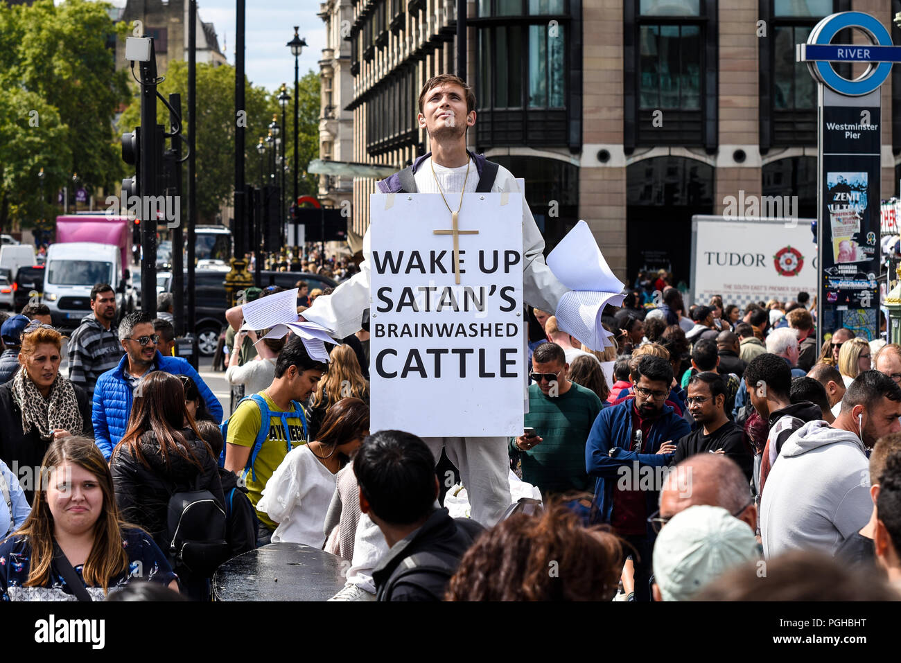 Aufwachen Satans Gehirnwäsche Vieh Plakat sandwich board Demonstrant. Religiöse Mutter. Christentum, Kreuz, Slogan. Menschen. Menschenmassen. London, Großbritannien Stockfoto