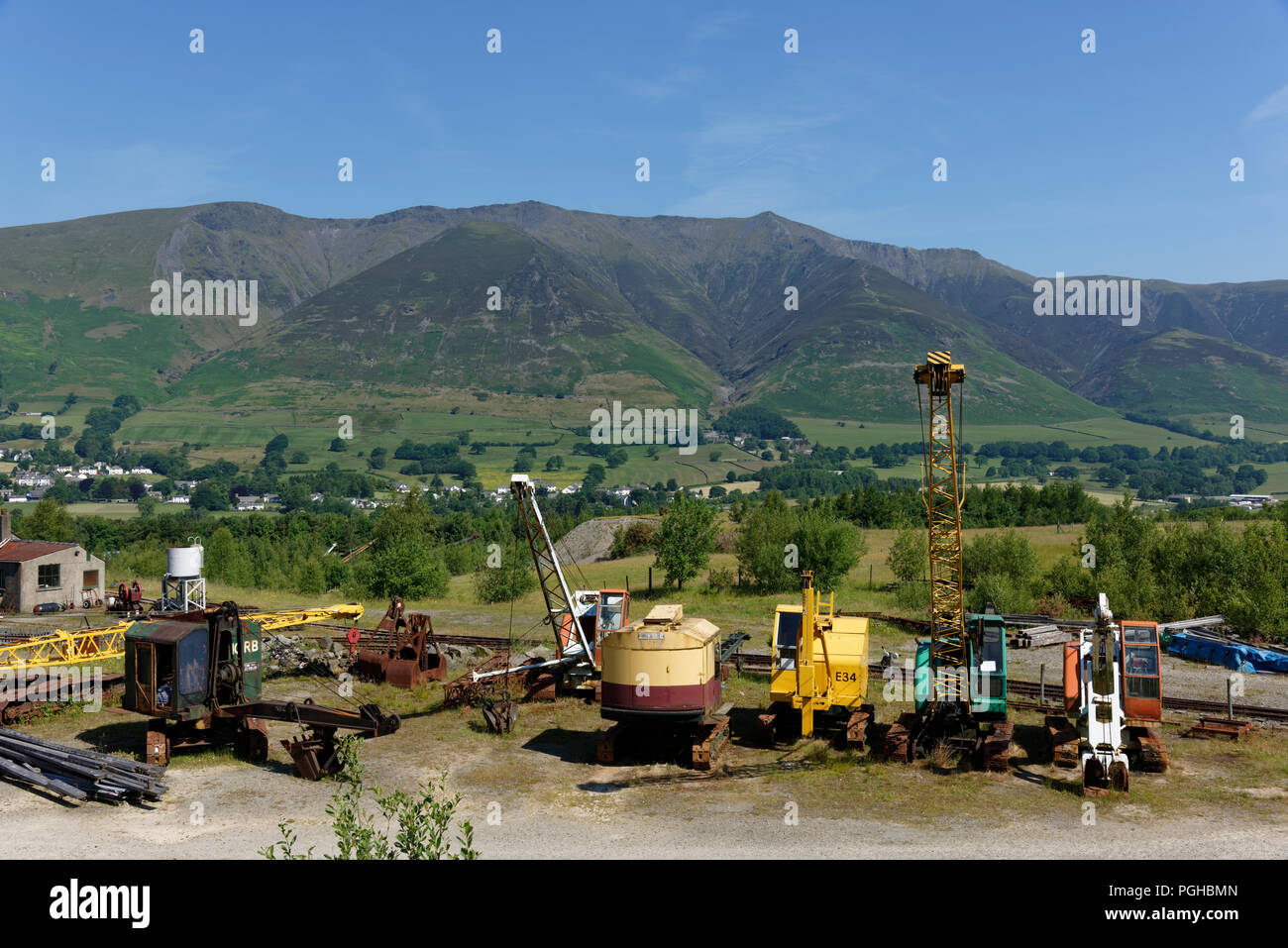 Die schöne Aussicht auf Blencathra vom Threlkeld Mining Museum in der Nähe von Keswick im englischen Lake District zeigt einige der industriellen Exponate in den Vordergrund. Stockfoto