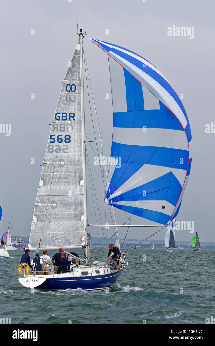 Die gualin Contessa 32 Segelyacht konkurriert bei der Cowes Week Regatta in den Solent Stockfoto