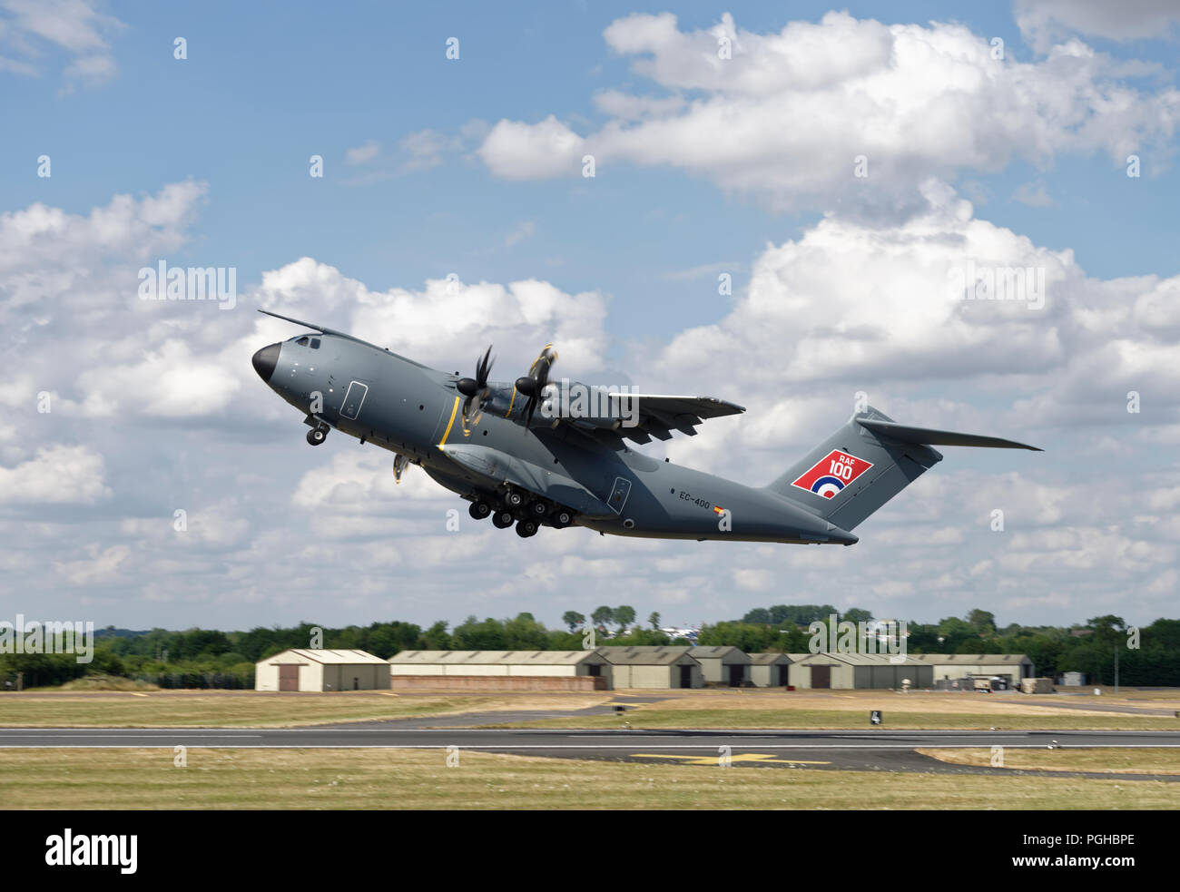 Airbus A400M Atlas Militärische Transportflugzeuge nimmt seine Anzeige an der Royal International Air Tattoo zu Proben Stockfoto