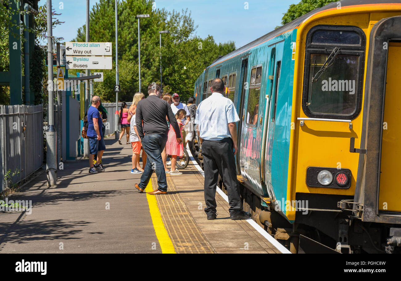 Passagiere verlassen und an Bord eines Zuges an llantwit Major Bahnhof in das Tal von Glamorgan, Wales. Stockfoto