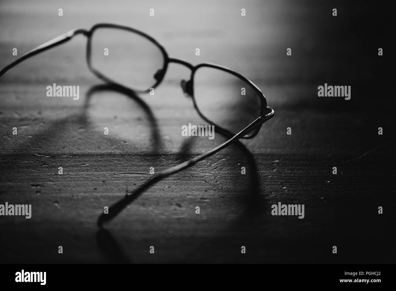 Brillen auf hölzernen Tisch, bis Foto schliessen. Schwarz und Weiß. Stockfoto