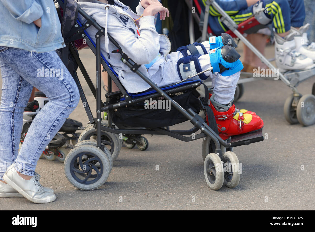 St. Petersburg, Russland - 30. Mai 2018: Behinderte Kinder vor den Wettkämpfen startet der Träume. Rollen. 32 behinderte Kinder von 12 Regionen o Stockfoto