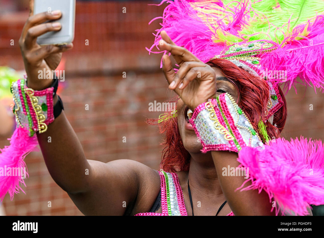 Eine selfie an Carifest Calgary. Ein Jährliches Kulturfestival und Parade Highlights die reiche kulturelle Vielfalt der West Indies. Stockfoto