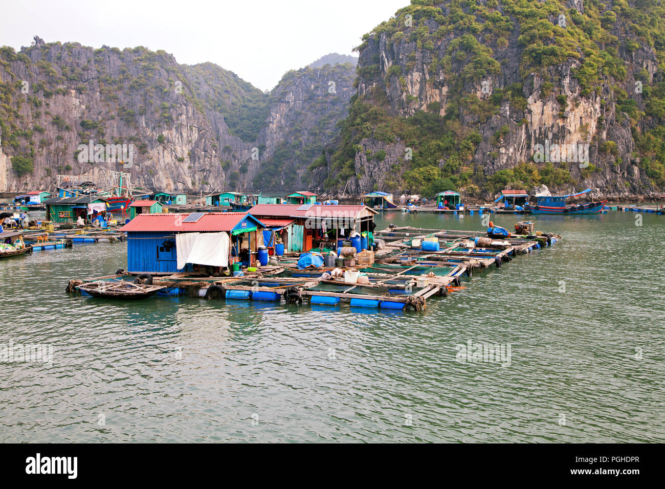 Schwimmende Dorf in Ha Long Bay Stockfoto