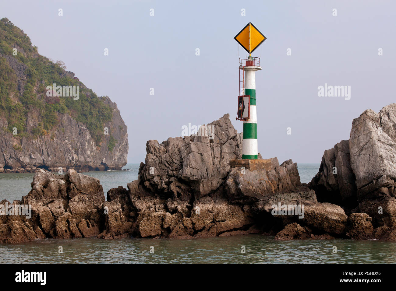 Leuchtturm in Ha Long Bay, Vietnam Stockfoto