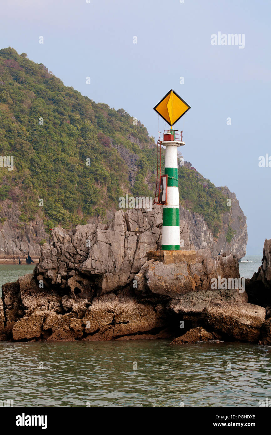 Leuchtturm in Ha Long Bay, Vietnam Stockfoto