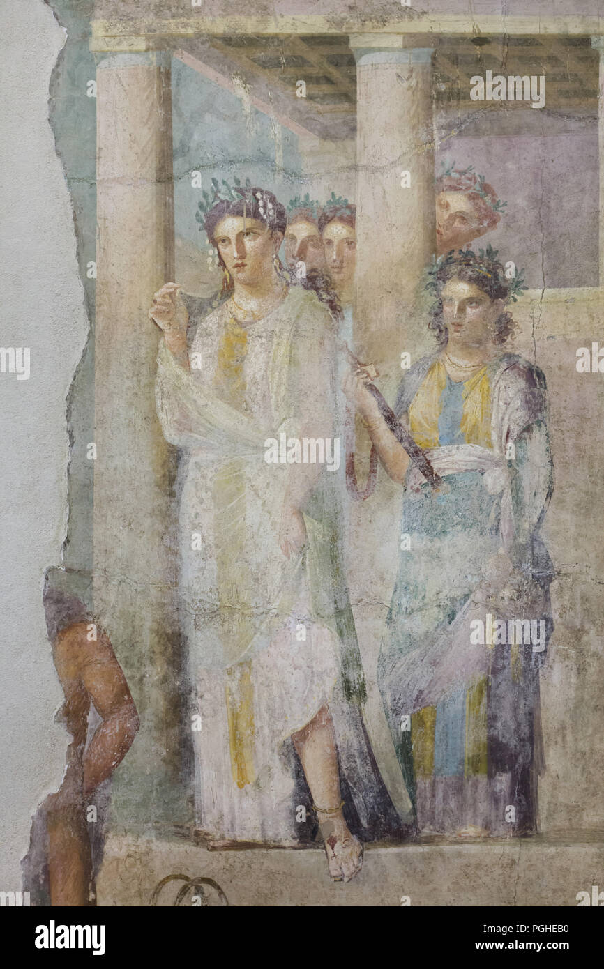 Iphigenie umgeben von Assistenten dargestellt, wie die Priesterin der Taurischen Artemis in der römischen Fresko aus dem Haus des Lucius Caecilius Iucundus (Casa Di Lucio Cornelio Giocondo) in Pompeji (1-79 AD), nun im Nationalen Archäologischen Museum (Museo Archeologico Nazionale di Napoli) in Neapel, Kampanien, Italien. Iphigenie, die in der feierlichen Kleid der Priesterin der Taurischen Artemis, verlässt den Tempel von Hilfskräften umgeben zu begrüßen die jungen Gefangenen (nur Teil ihrer Figuren bleibt). Unter ihnen wird sie entdecken ihr Bruder Orest und sein treuer Freund Pylades. Stockfoto
