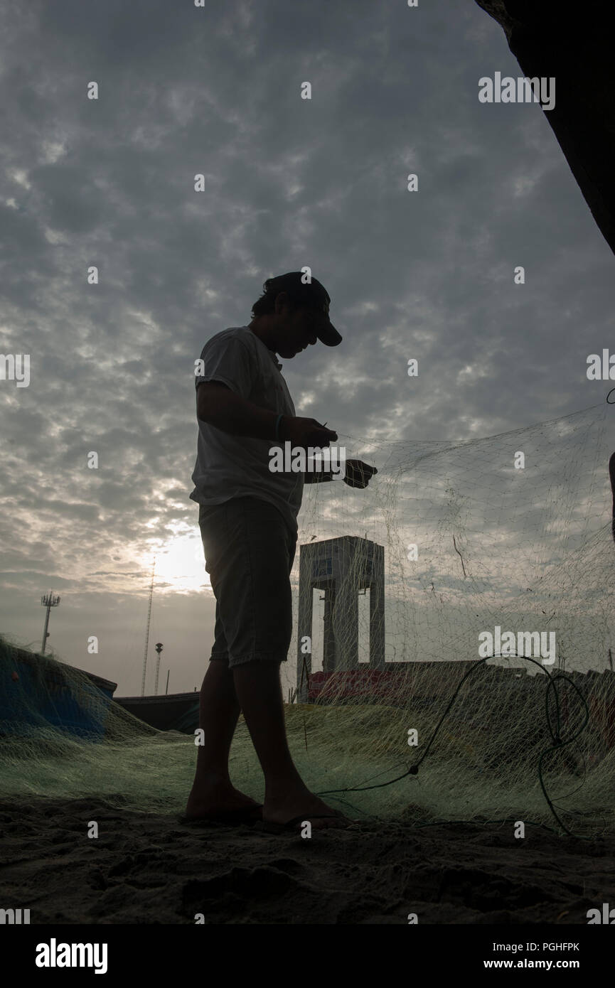 Fischer zur Festsetzung einem Fischernetz mit einer Nadel Stockfoto