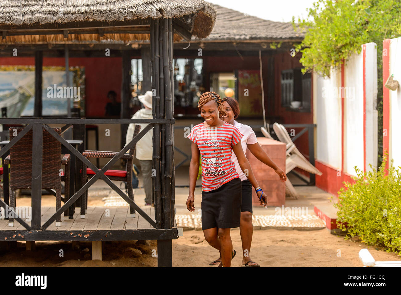 LOME, TOGO - Jan 9, 2017: Unbekannter togoische Frau in farbiges Shirt mit Zöpfen und Big earing. Togo Menschen leiden unter der Armut aufgrund der schlechten Econom Stockfoto