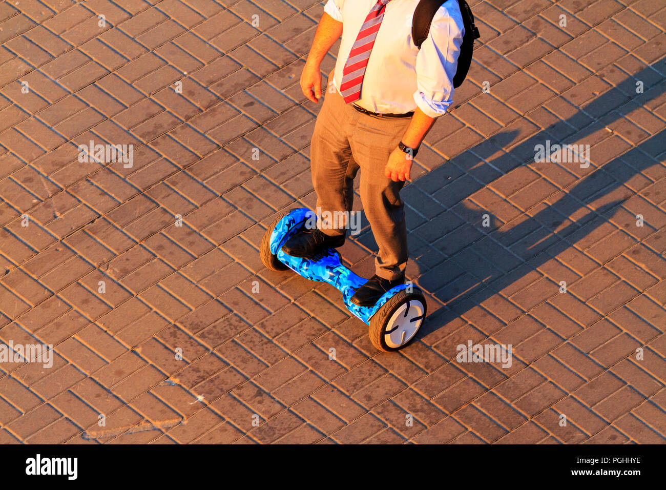 Unternehmer gehen auf Selbst zu arbeiten - Balancing scooter Stockfoto
