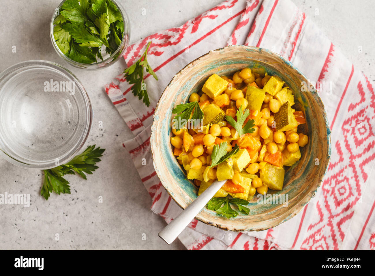 Vegan Kichererbsen Gemüse Curry mit Kokosmilch und Koriander. Saubere Konzept essen. Stockfoto