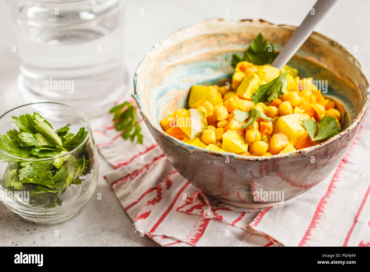 Vegan Kichererbsen Gemüse Curry mit Kokosmilch und Koriander. Saubere Konzept essen. Stockfoto