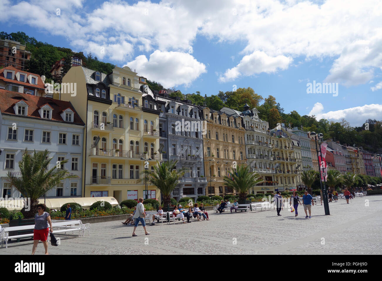 Street Scene von Promenade in der Kurstadt Karlovy Vary (Karlsbad) in Südböhmen in der Tschechischen Republik Stockfoto