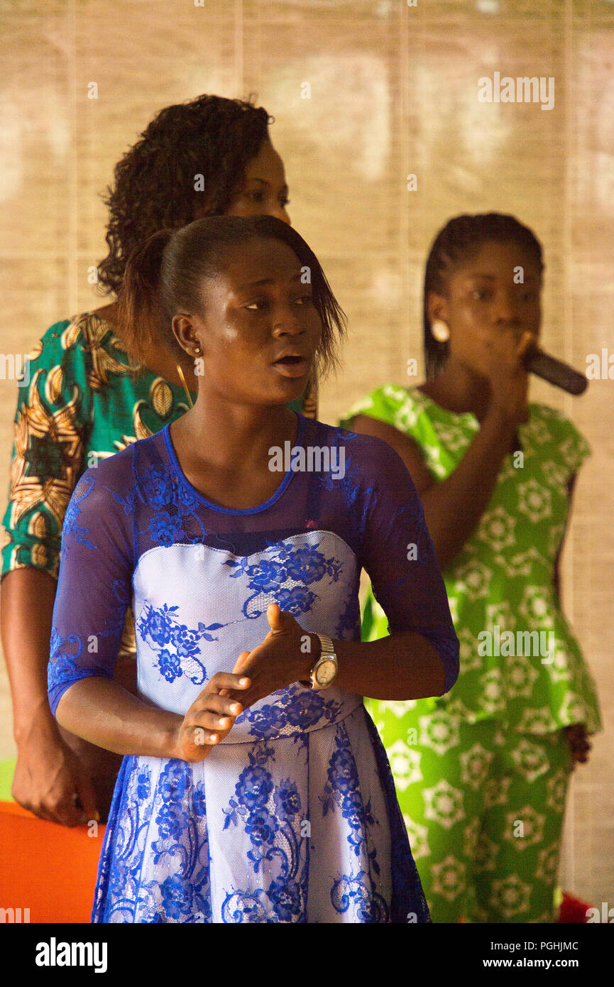 Accra Ghana Jan 8 2017 Unbekannter Ghanaische Frauen Singen Auf Dem Lokalen Markt Menschen In Ghana Leiden Der Armut Aufgrund Der Wirtschaftlichen Situation Stockfotografie Alamy