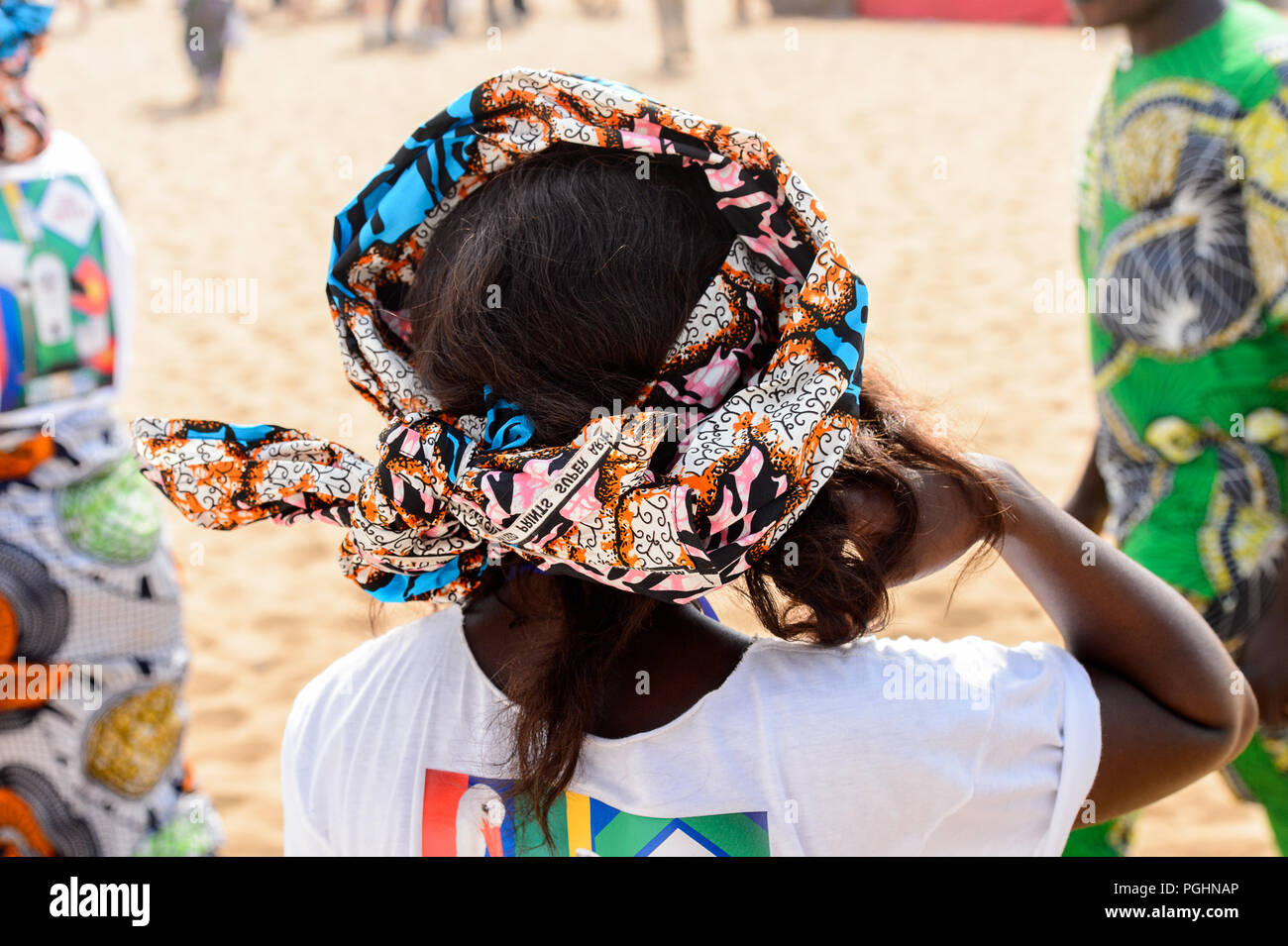 OUIDAH, BENIN - Jan 10, 2017: Unbekannter beninischen Frau mit Kopftuch an der voodoo Festival, das jährlich im Januar gefeiert wird, 10. Stockfoto