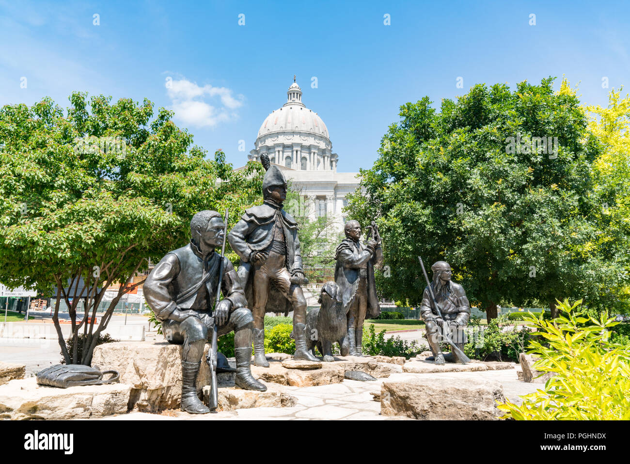 JEFFERSON CITY, MO - 20. JUNI 2018: Lewis und Clark Denkmal neben der Landeshauptstadt Gebäude in Jefferson City, Missouri Stockfoto