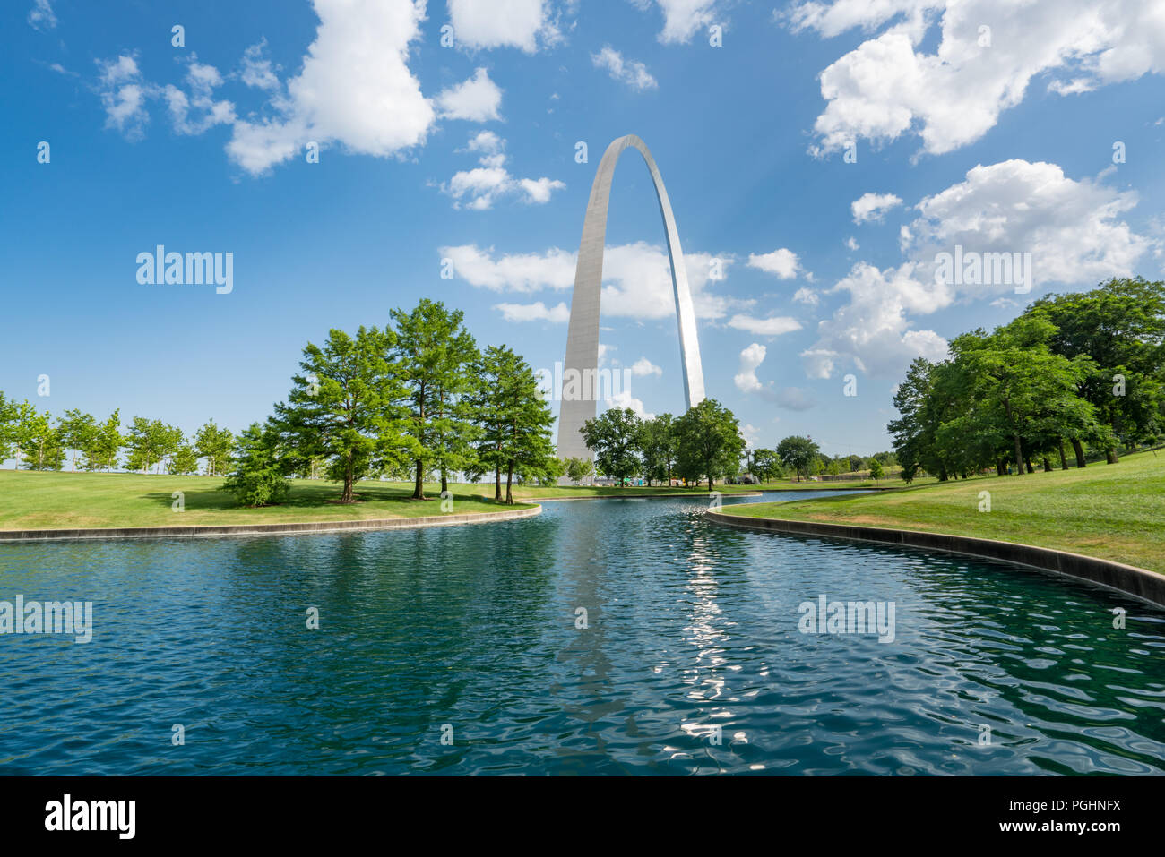 Saint Louis Gateway Arch entlang der Teich in Gateway Arch National Park, Missouri Stockfoto