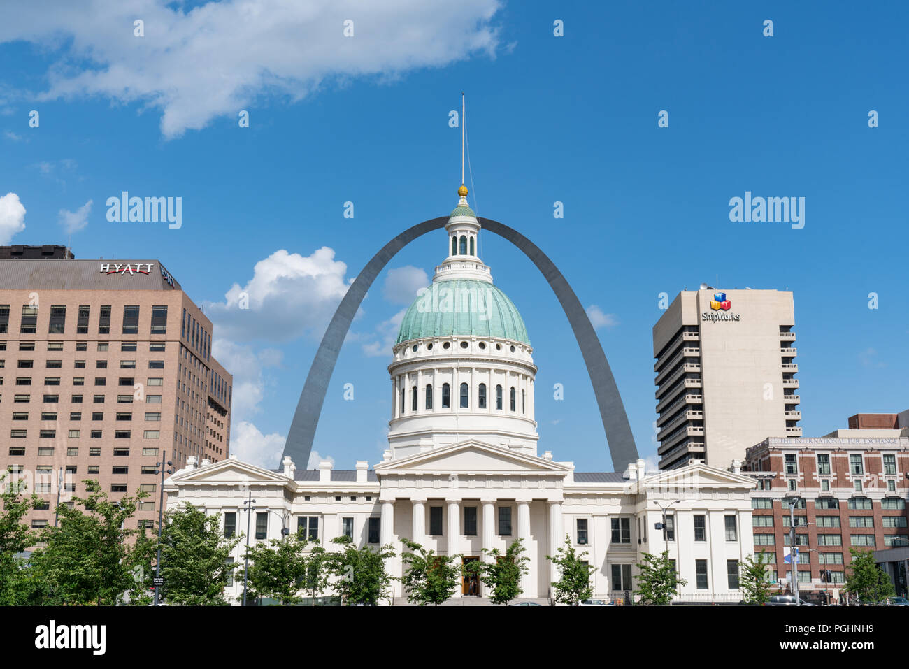 St. Louis, MO-JUNI 19,2018: Gateway Arch und Old Saint Louis County Courthouse Stockfoto