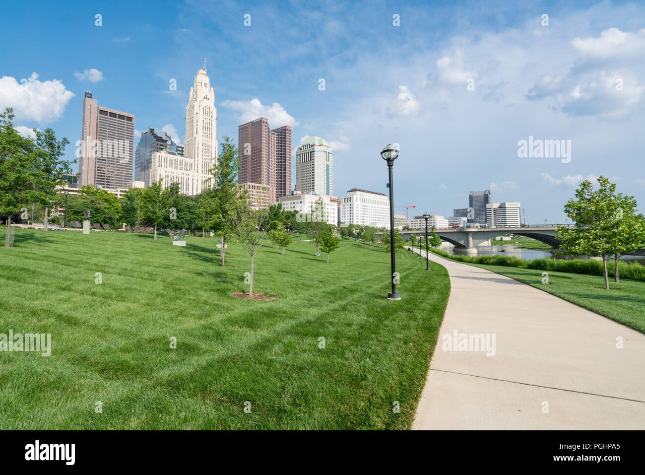 COLUMBUS, OH- - Juni 17, 2018: Columbus, Ohio City Skyline von Battelle Riverfront Park Stockfoto