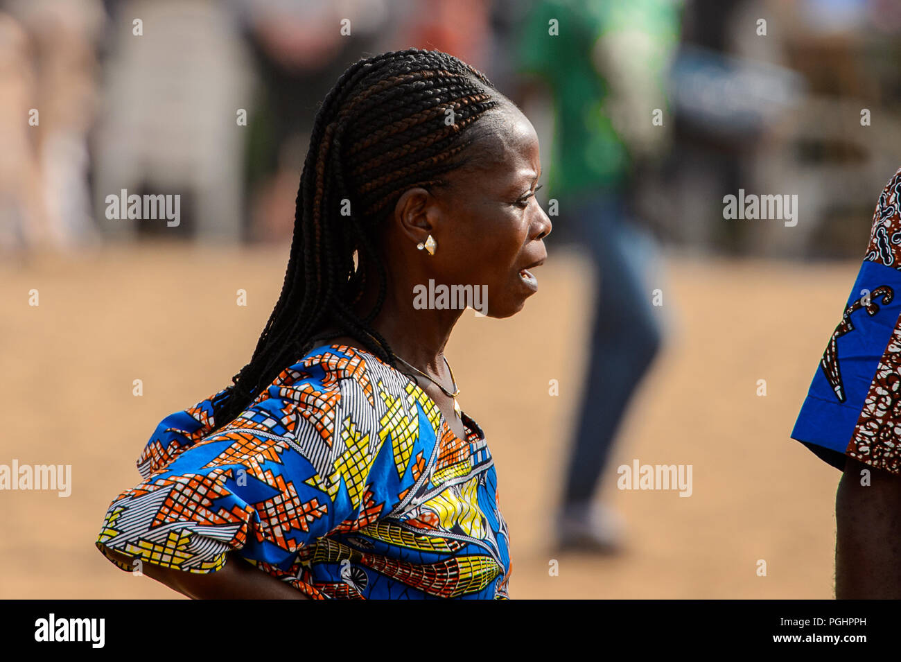 OUIDAH, BENIN - Jan 10, 2017: Unbekannter beninischen Frau mit Zopfbändchen-verzierung am Voodoo Festival, das jährlich im Januar gefeiert wird, 10. Stockfoto