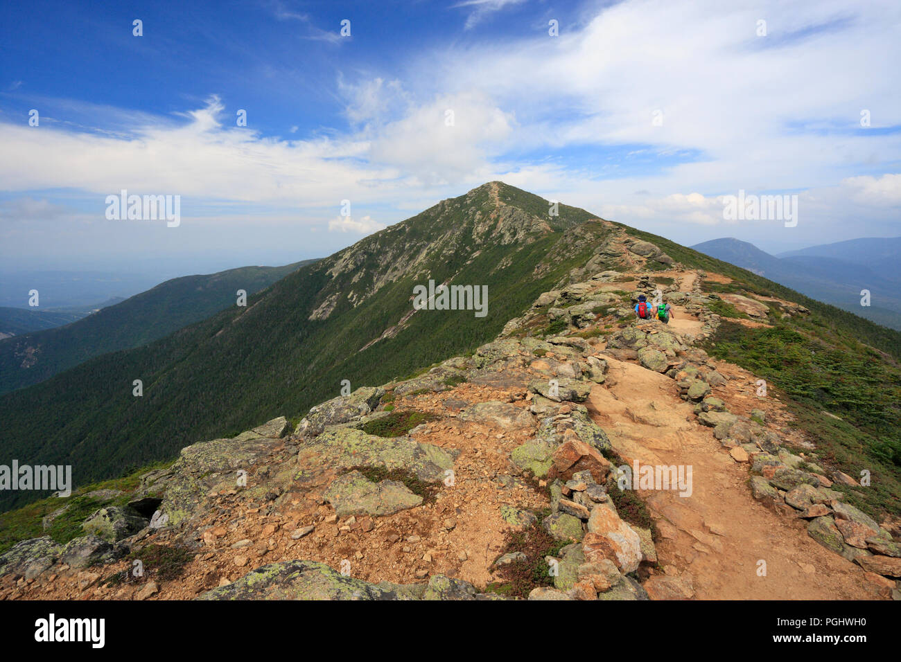 Wanderer Trekking entlang Frankens Bergrücken Verfahren, mit einer schönen Landschaft Hintergrund und blauen Himmel. Mount Lafayette, Mount Lincoln, New Hamps Stockfoto