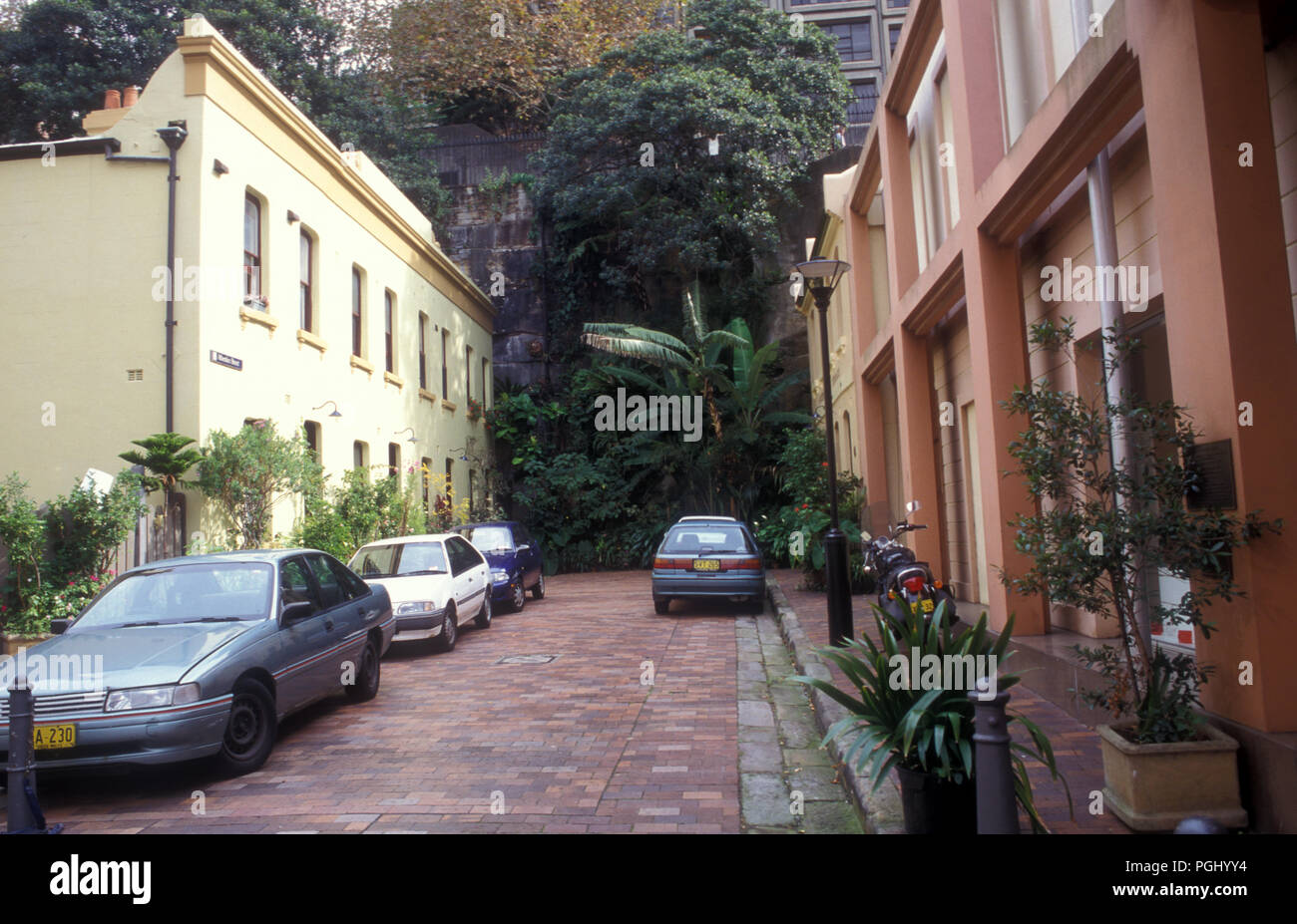Playfairs Terrasse, bei 1-7 Atherden Straße (Sydney die kürzeste Straße) ist eine kontinuierliche Reihe viktorianischer Terrassen (b 1881), die in den Felsen. New South Wales. Stockfoto