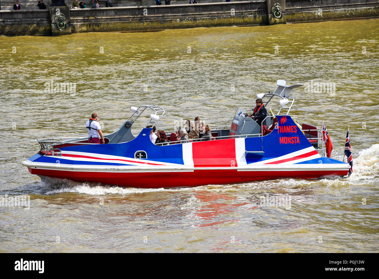 Themse Monsta Schnellboot British London Touristenfahrt. Fahrt mit dem Jetboot auf der Themse. Passagiere. Flussverkehr Stockfoto
