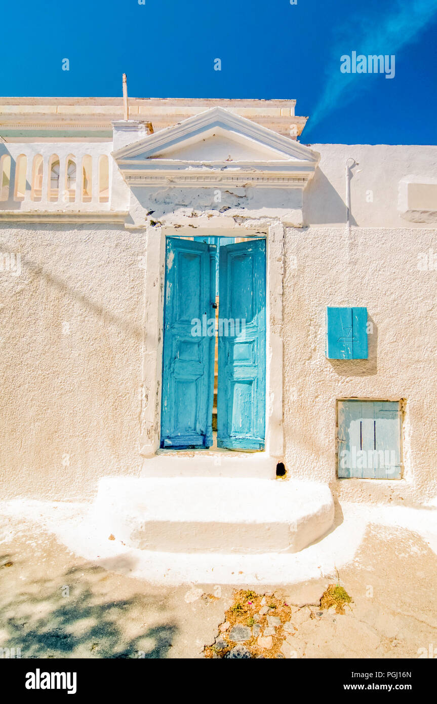 Typische blaue Tür in Emporio auf der Insel Santorini, Griechenland. Retro getönt Stockfoto