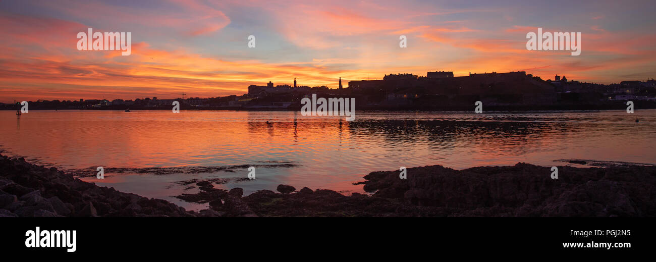 Plymouth flammenden Sonnenuntergang von Mountbatten Stockfoto