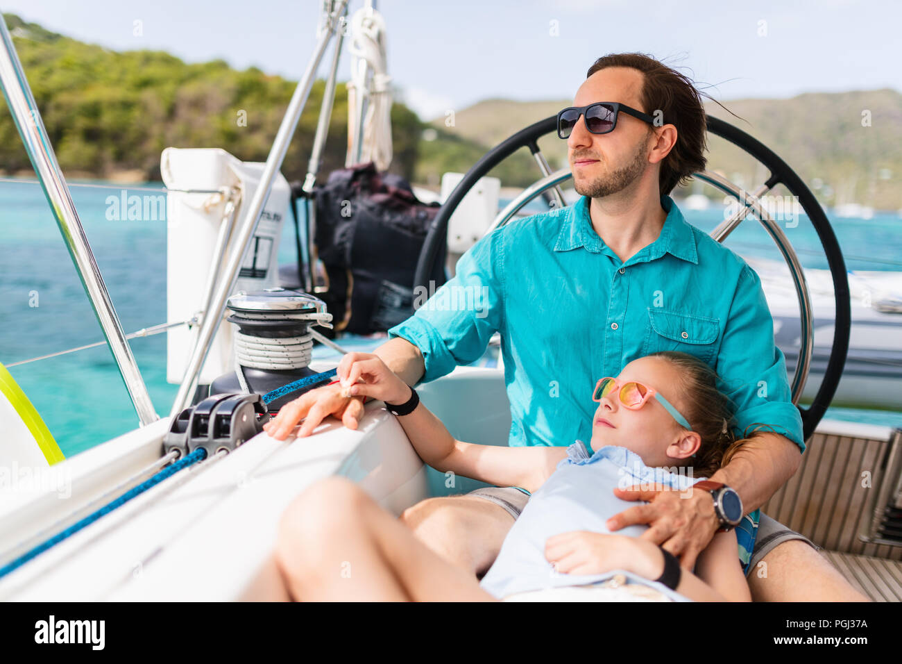 Vater und Tochter an Bord der Segelyacht in Sommer reisen Abenteuer Stockfoto