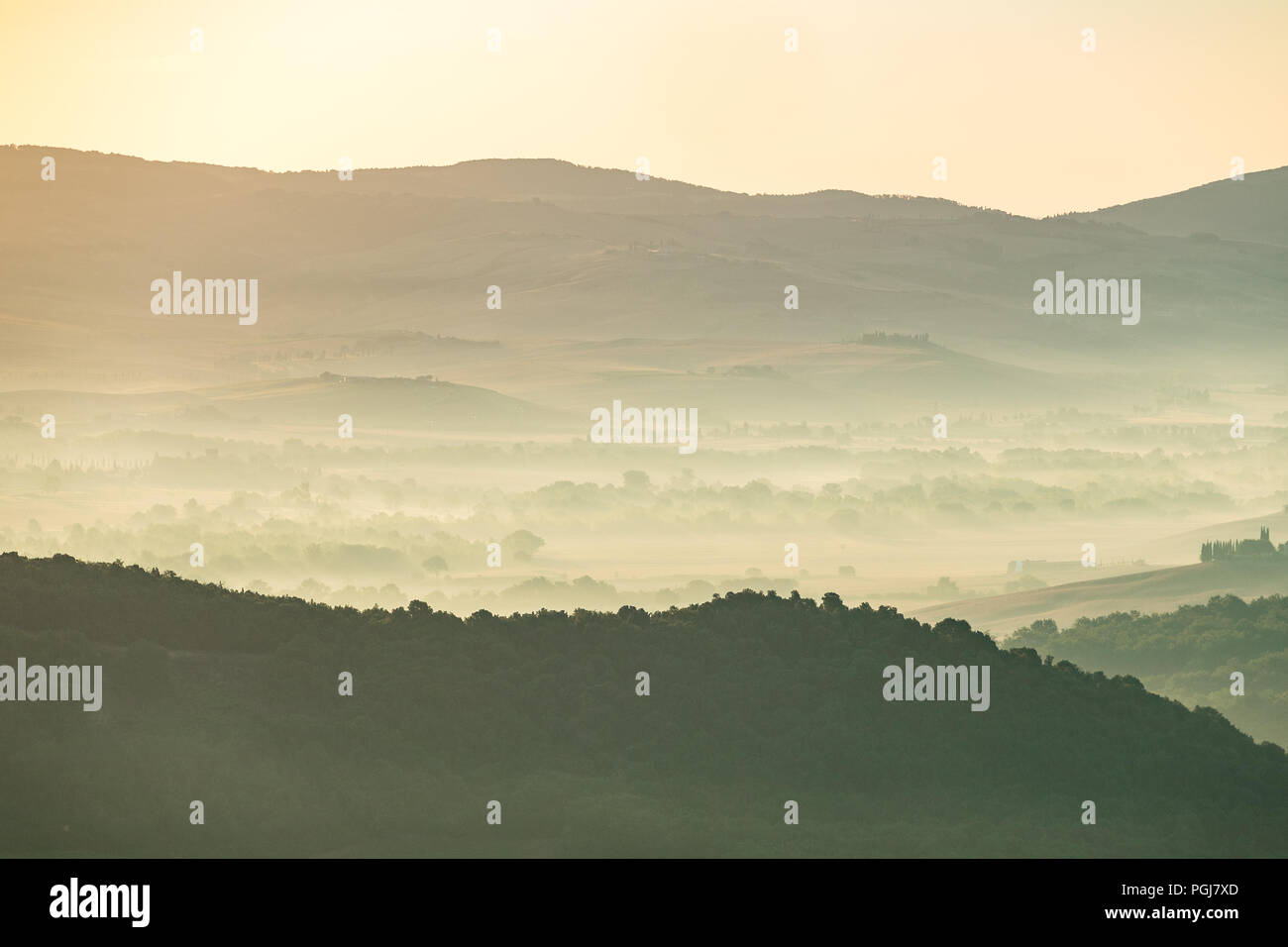 Hügel der Toskana bei Sonnenaufgang Stockfoto