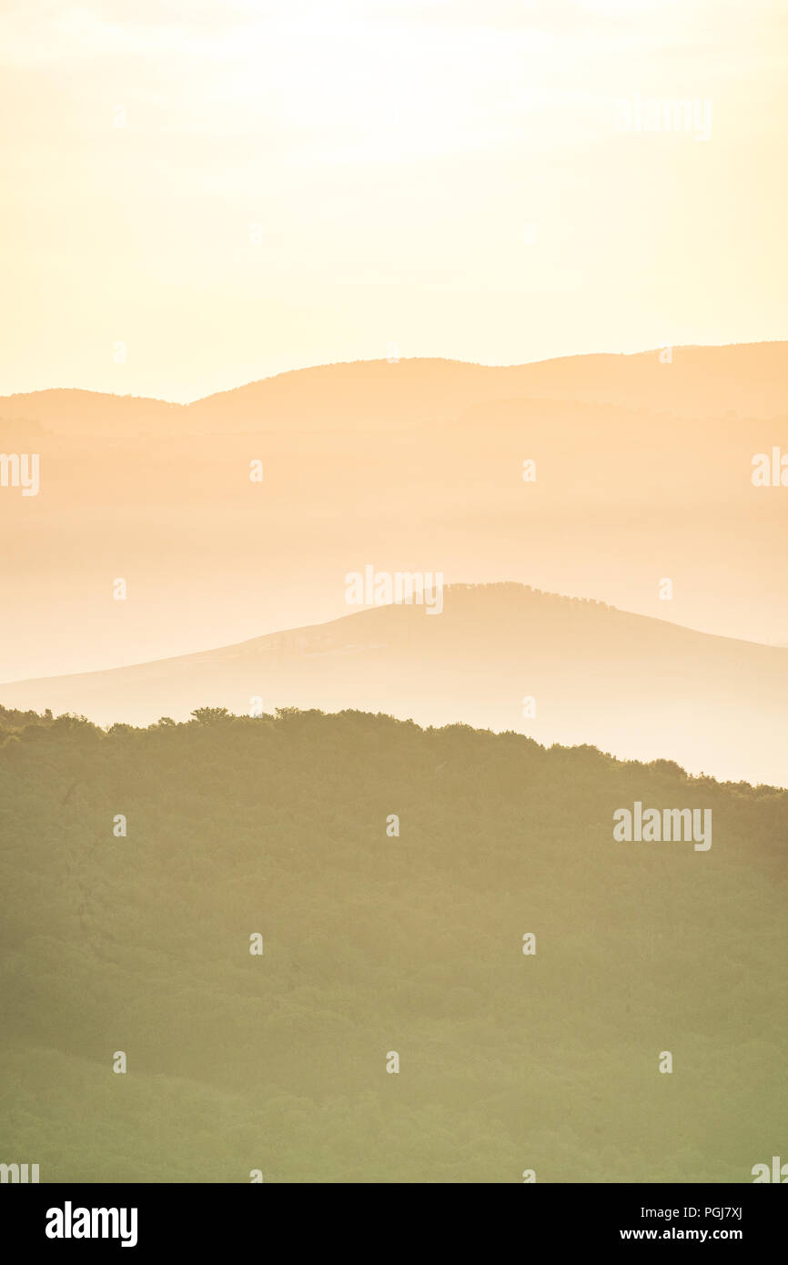 Hügel der Toskana bei Sonnenaufgang Stockfoto
