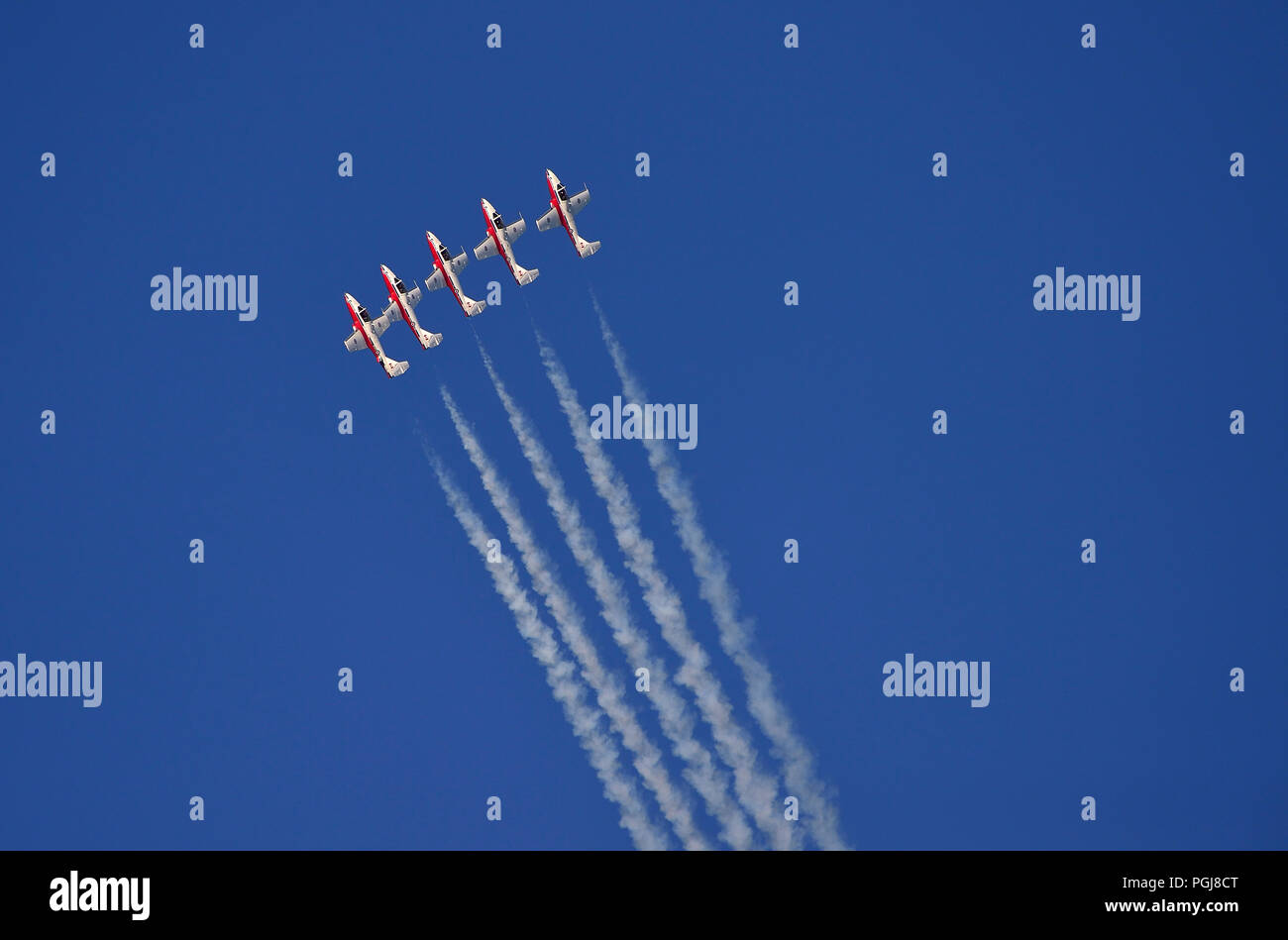 Die Kanadische Streitkräfte 431 Luft Demonstration squadron in der Ausbildung zu einem air show über den Hafen von Nanaimo auf Vancouver Island British Columbia flying Ca Stockfoto