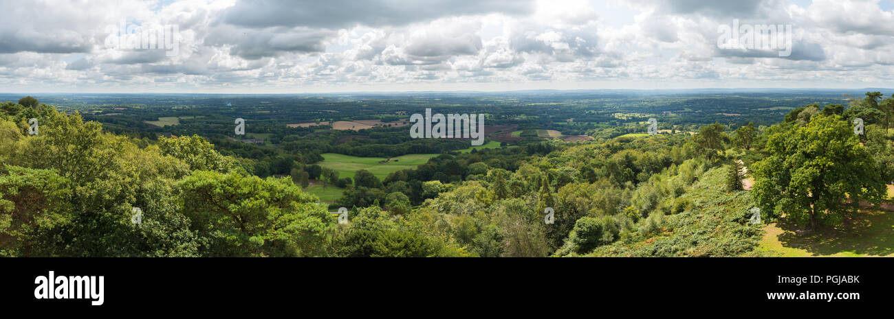 Panoramablick auf die Landschaft von Surrey und Sussex die North Downs zu den South Downs in England, Großbritannien. Von der Spitze des Leith Hill Tower getroffen. Stockfoto