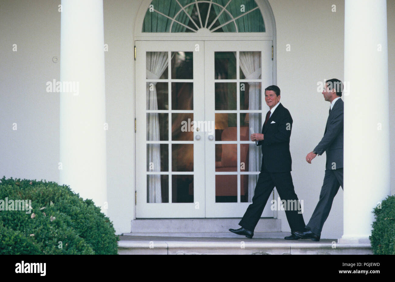 Washington, DC 1984/12/01 Presdient Ronald Reagan Spaziergänge entlang der colonade zum ovalen Büro mit einem Secret Service Agent. Dieses Bild war das Cover des Buches der Agenten auf seine Zeit mit dem Geheimen Serice. Foto von Dennis Brack Stockfoto